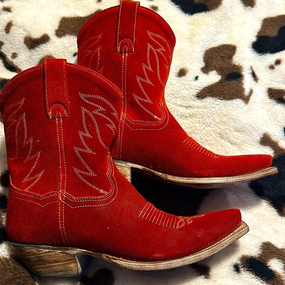 NEW DAN POST Dark red, genuine suede short bootie Size 6.5 . Run generous